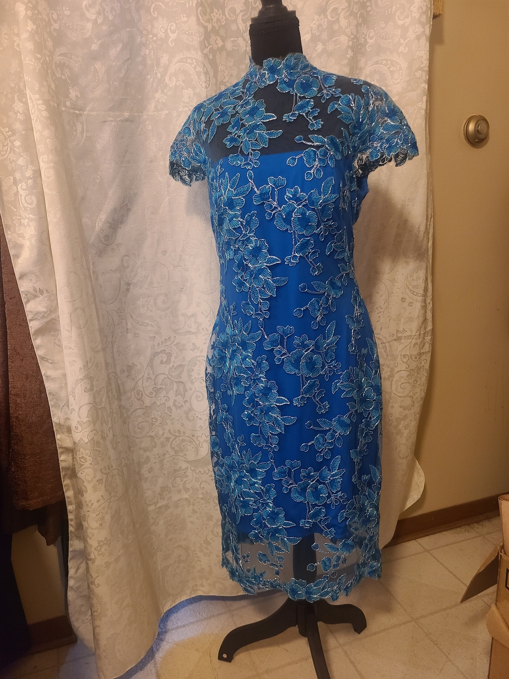 Dress By Tadashi Shoji . Size 12 Blue Floral Lace Sheath Dress